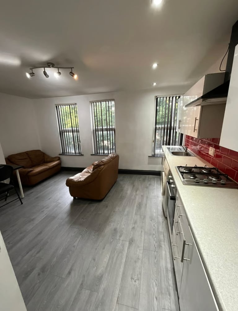 image for 3-Double Bedroom Flat | Fully Furnished | Fitted Kitchen | Parking |  Woodsley Road, Leeds - LS3