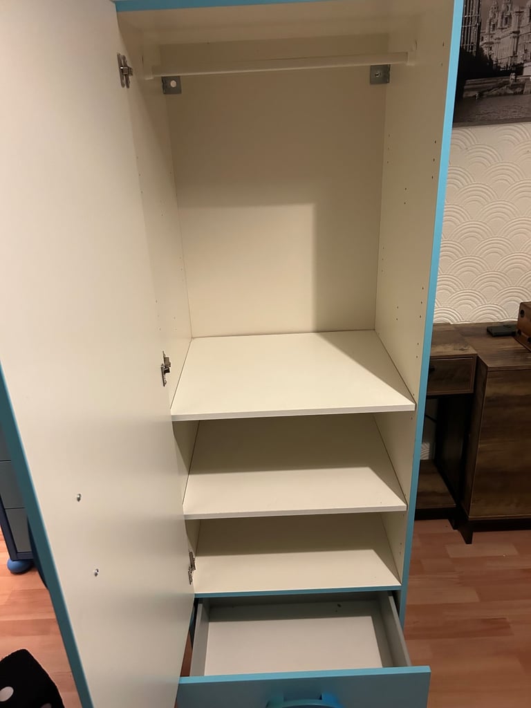 Wardrobe and chest of drawers 