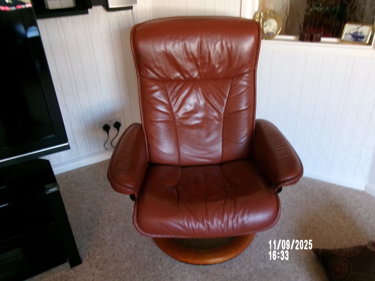 Stressless Settee and two armchairs with stools