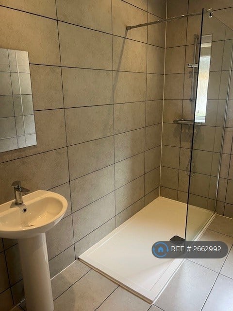 Studio flat in Bonehurst Road, Horley, RH6 (#2662992)