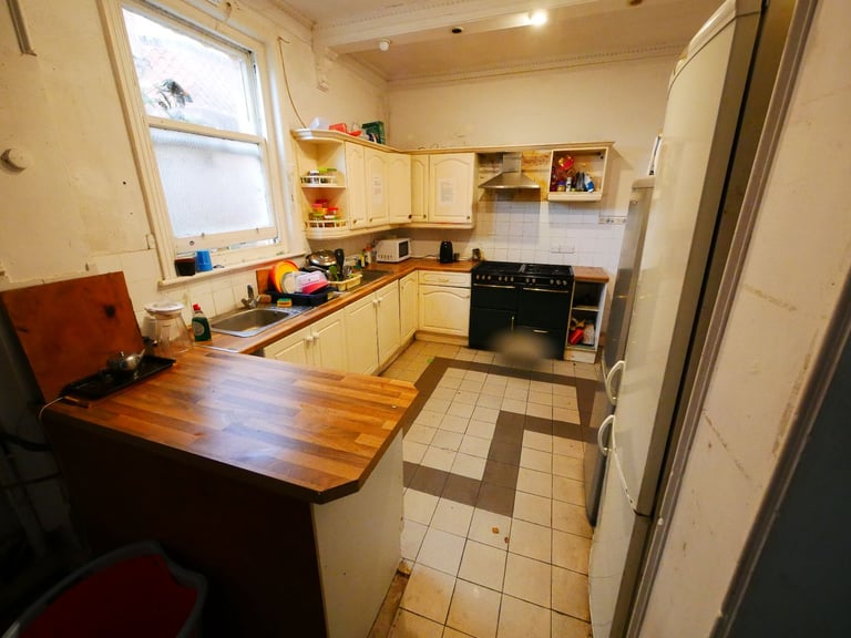 Double room to let in Lowther rd. Charminster