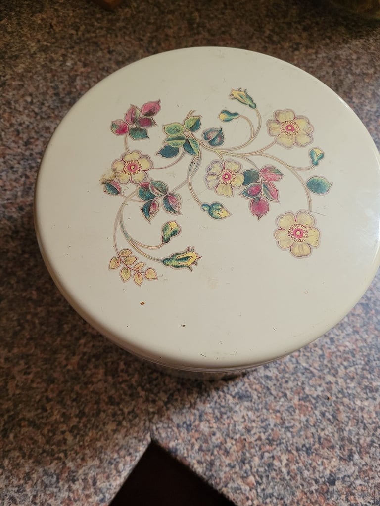 CUP CAKE HEAVEN CAKE TIN (PROPER ONE) FULL OF PASTRY CUTTERS OVER 100 FAIRY CASES APRON MORE
