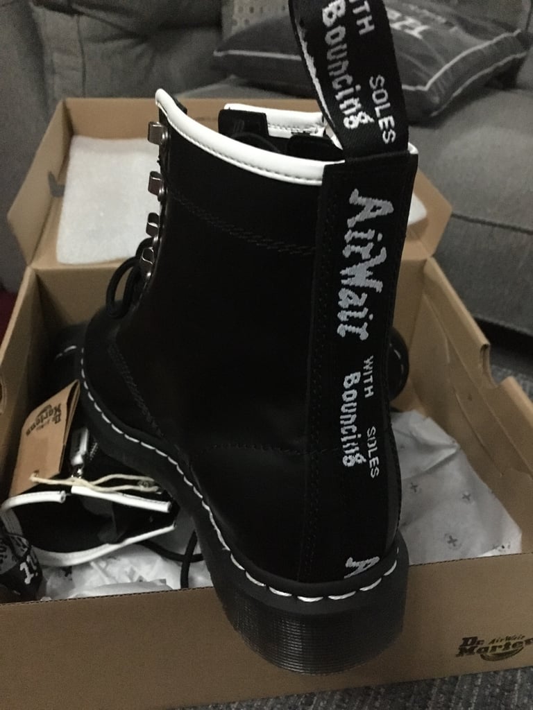 DR MARTENS BOOTS SIZE 8 
