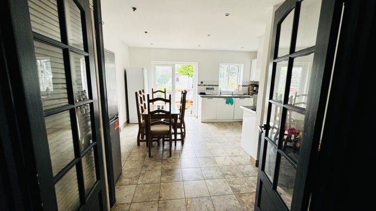 SPACIOUS 5 -BED HOUSE -SURBITON suitable for assisted living or supported living as well
