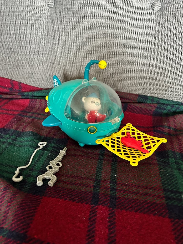 Octonauts Gup A with Captain Barnacles and fish