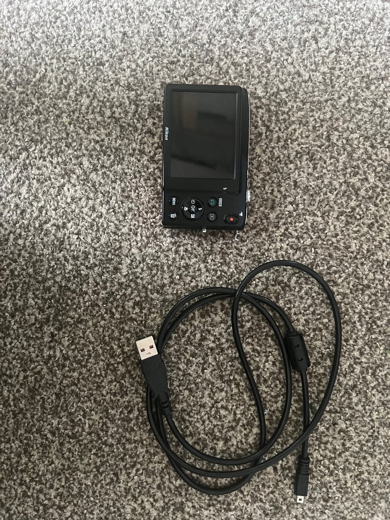 Nikon Coolpix S2700 (Charger + 64GB SD Card