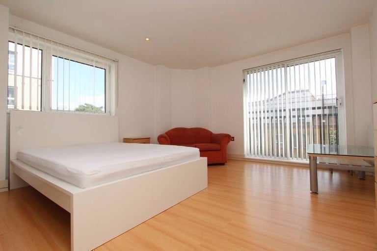 Last room in a 3 bedroom Flat, to share only with 3 girls