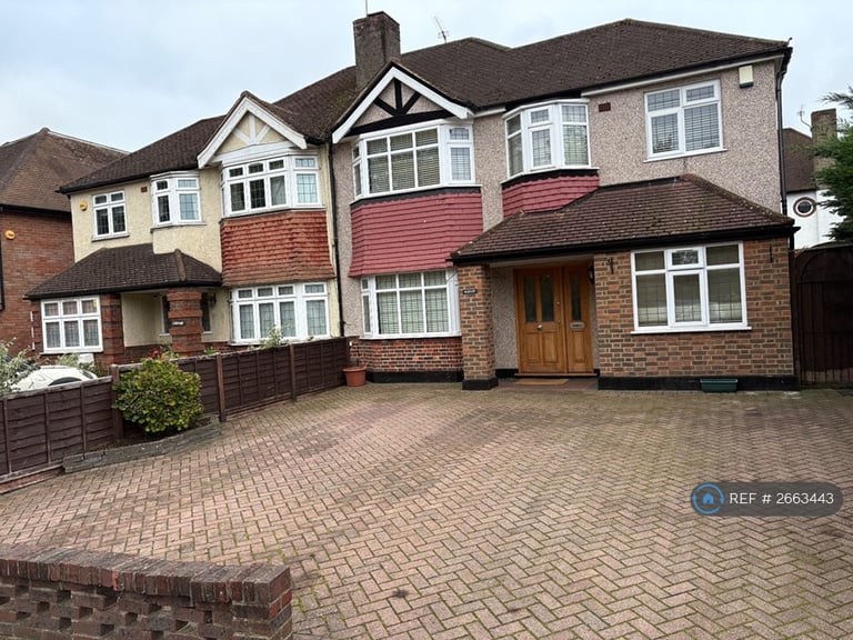4 bedroom house in The Avenue, West Wickham, BR4 (4 bed) (#2663443)