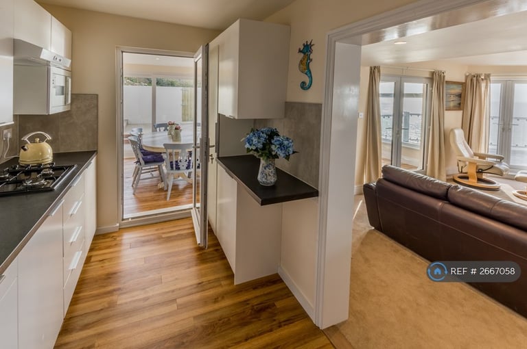 3 bedroom flat in Pilots Point, Totland Bay, PO39 (3 bed) (#2667058)