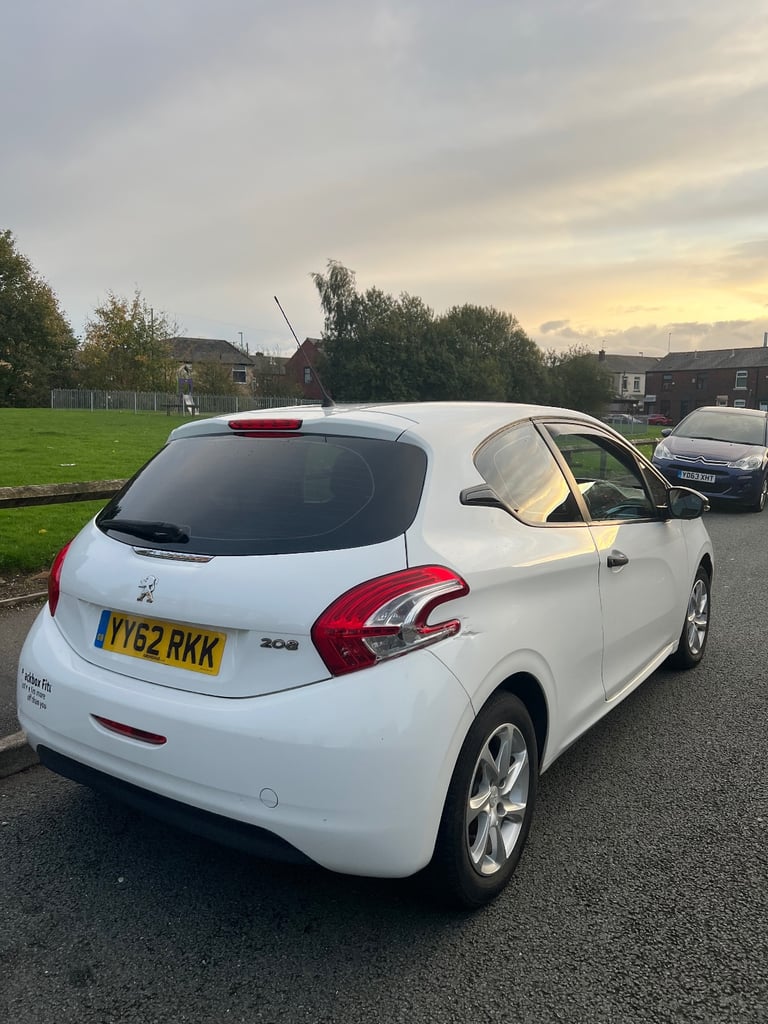 Peugeot, 208, Hatchback, 2012, Manual, 999 (cc), 3 doors