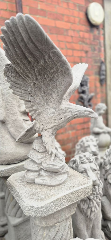 image for 🦅 Large concrete Stone Eagle Statue – 60cm x 60cm x 40cm