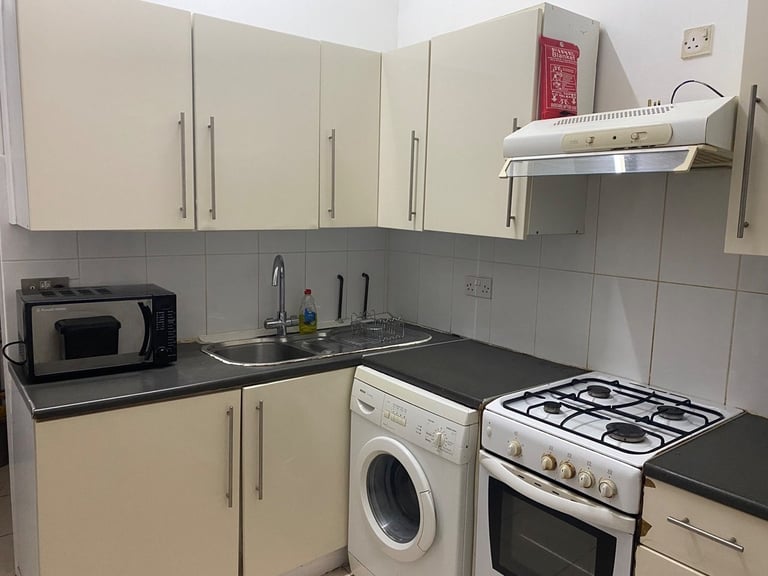 SPACIOUS  STUDIO  FLAT  WITH  ALL  BILLS  INC  CLOSE  TO  NIGHT  TUBE  &  BUSES