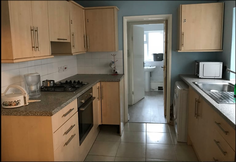 Double room near the train station, all bills included