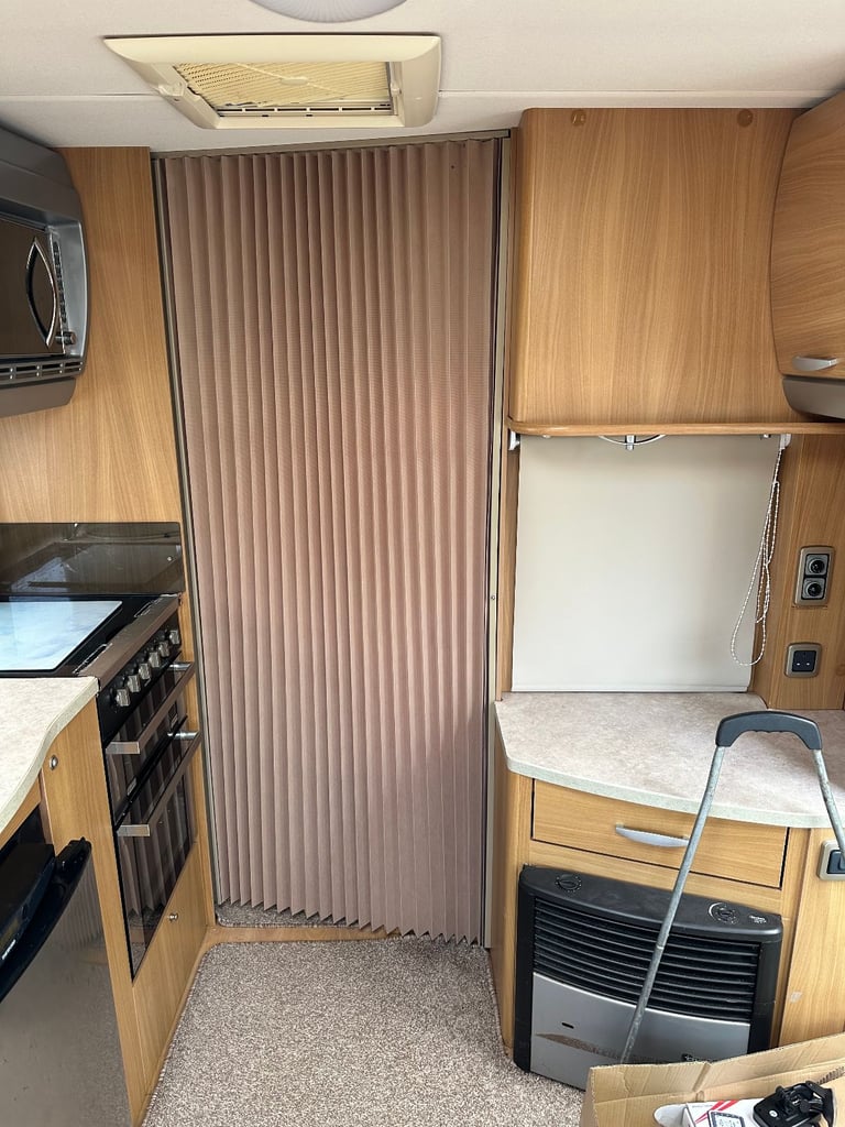 Swift Coastline Classic 550, 2010 4 Berth End Washroom.
