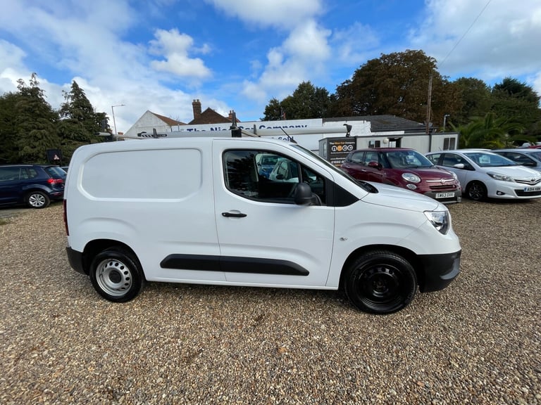 image for 2021 Vauxhall Combo 2300 1.5 Turbo D 100ps H1 Dynamic Van PANEL VAN Diesel Manual