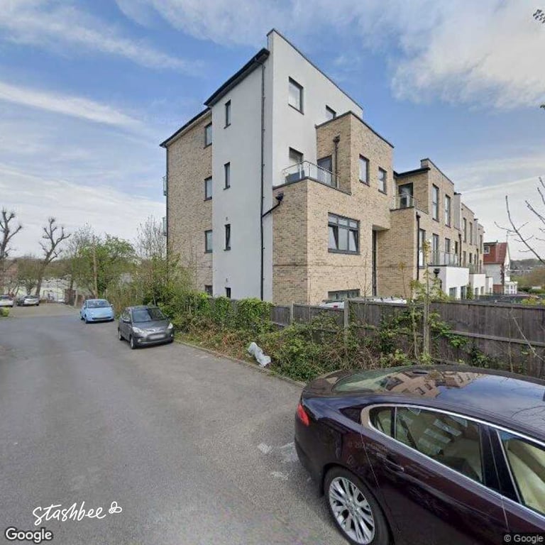 Lock-up to rent in London (N11) | Stashbee