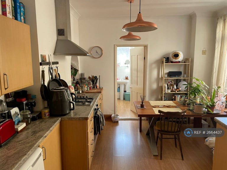 1 bedroom flat in Downton Avenue, London, SW2 (1 bed) (#2664437)