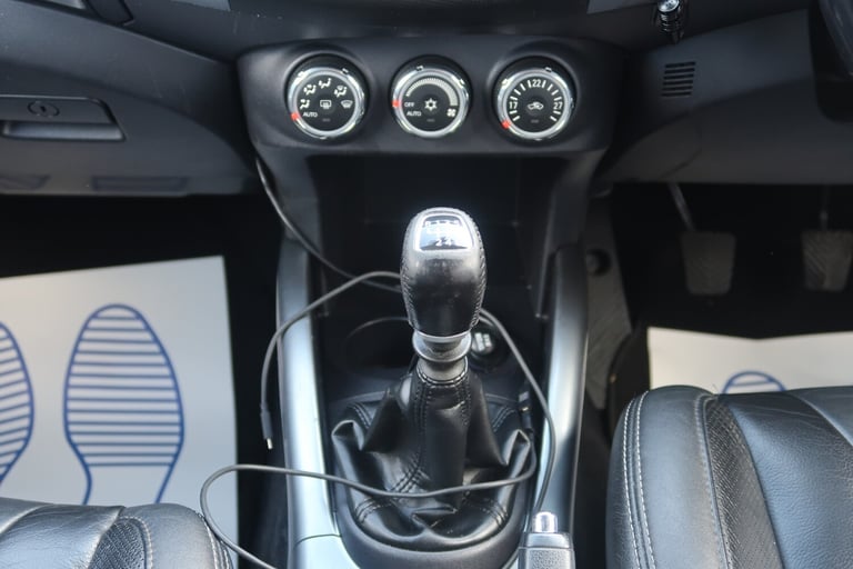 2012/12 White Mitsubishi Outlander 2.2 DI-D GX3 5dr 2WD 7 Seat