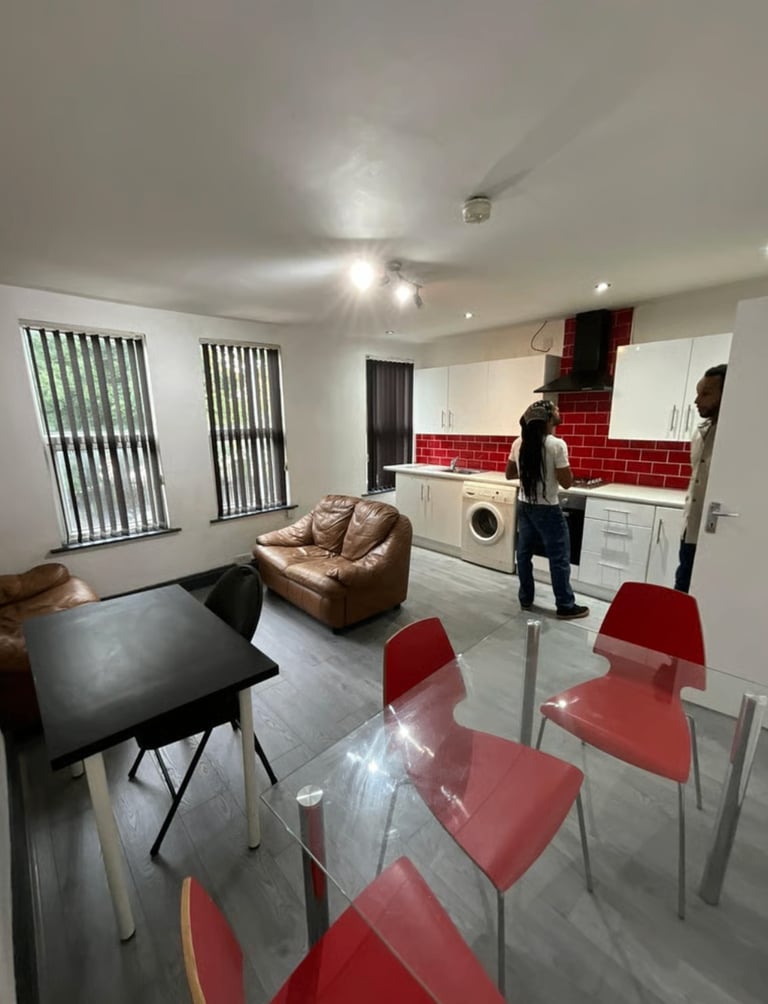 3-Double Bedroom Flat | Fully Furnished | Fitted Kitchen | Parking |  Woodsley Road, Leeds - LS3
