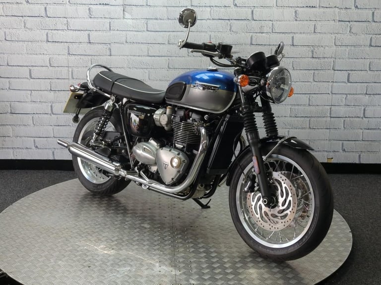 TRIUMPH BONNEVILLE T120, 2021/71, 8,842 MILE WITH FSH, BLUS AND SILVER