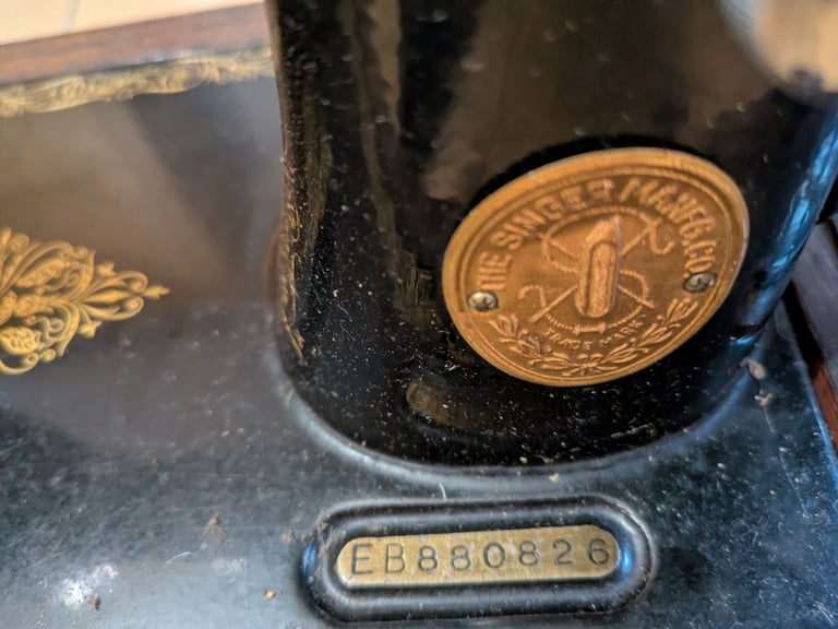 Vintage Hand crank Singer 28K sewing machine