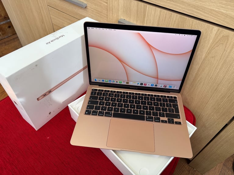 Apple MacBook Air 2020 M1  13-inch / 8gb ram / 256gb SSD  Like new with charger and box 