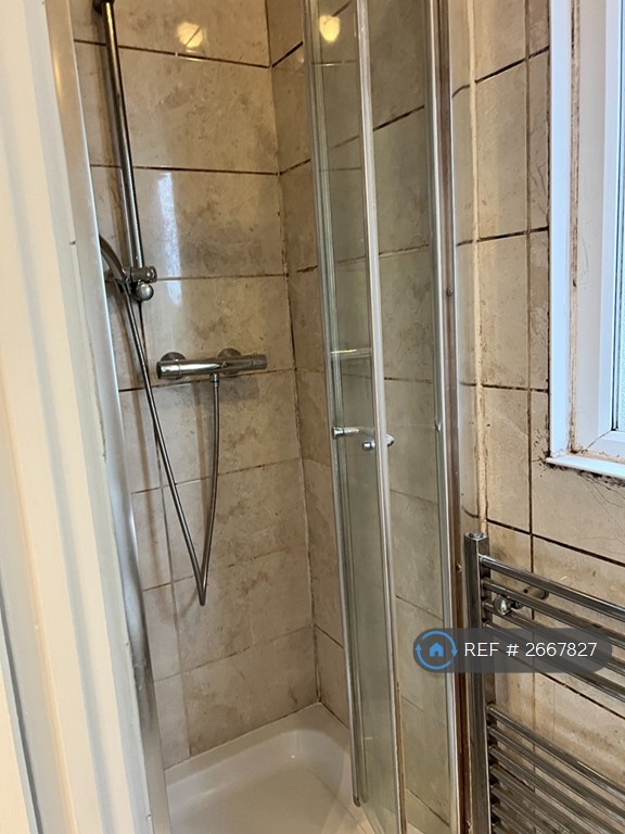 2 bedroom flat in London Road, Westcliff-On-Sea, SS0 (2 bed) (#2667827)
