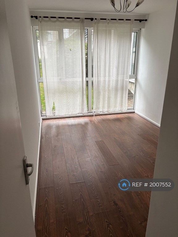 2 bedroom flat in Glamis House, Warley, Brentwood, CM14 (2 bed) (#2007552)