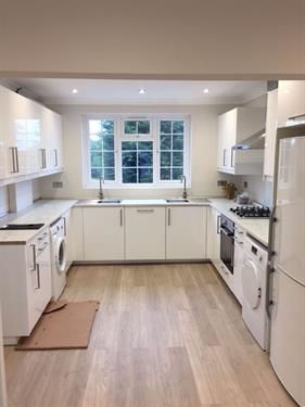 3 bedroom flat in GREAT NORTH WAY, HENDON, NW4 1PP