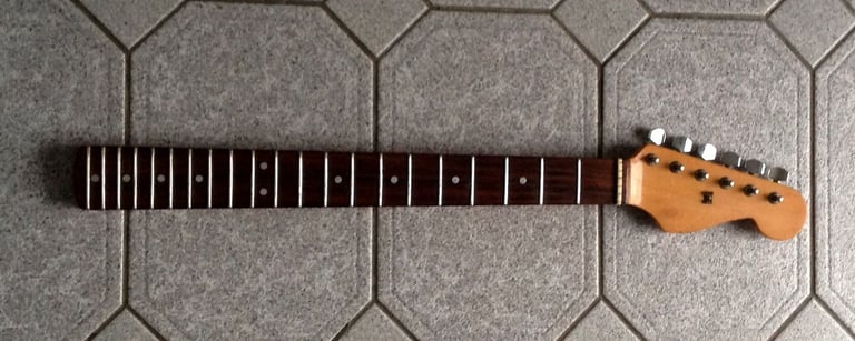 Strat type body and neck with tuners PROJECT £25 NO OFFERS