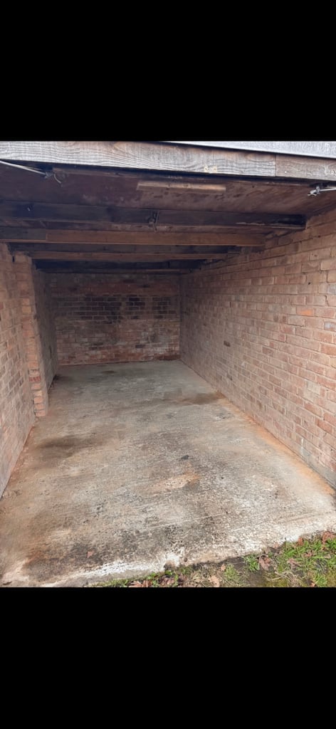 Secure Garage to let in Shirley