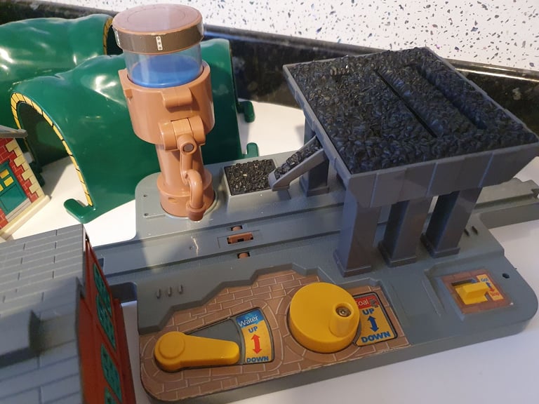 Tomy Trackmaster Train Tunnels, engine sheds, bridge, water tower, turntable
