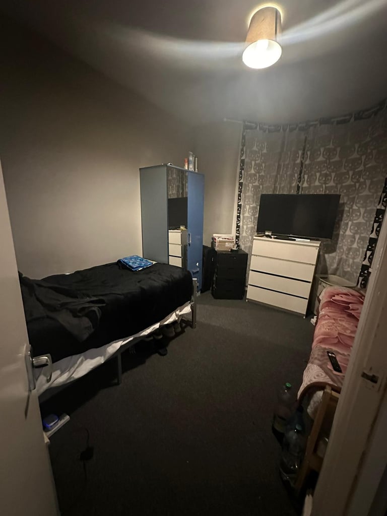 3-bedroom ground floor flat is available for rent on Chingford Road, Walthamstow E17