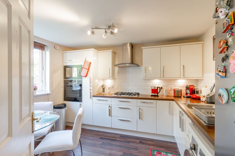 Bright and spacious, 2 bedroom, ground flat in Dicksonfield – available November