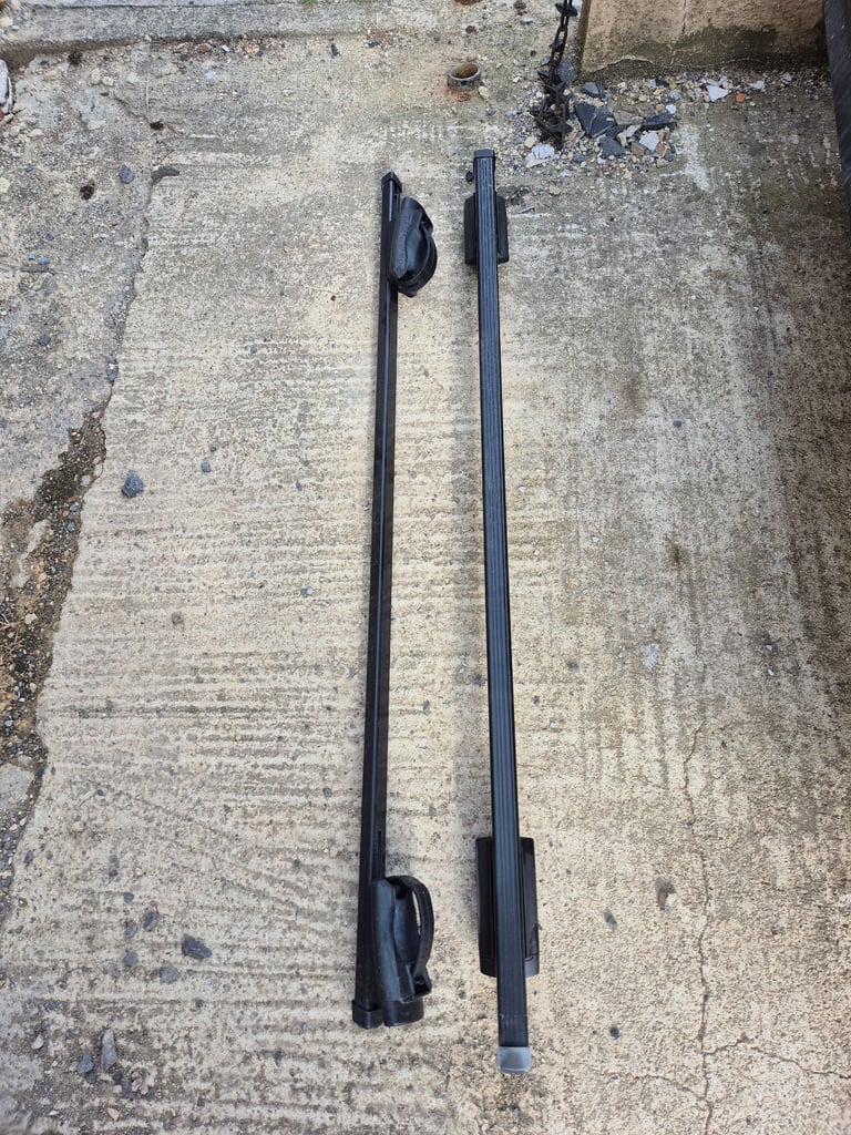 Thule square lockable roof bars 