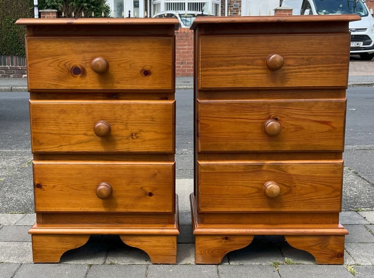 A PAIR OF QUALITY TALL SOLID PINE BEDSIDE CHESTS OF DRAWERS
