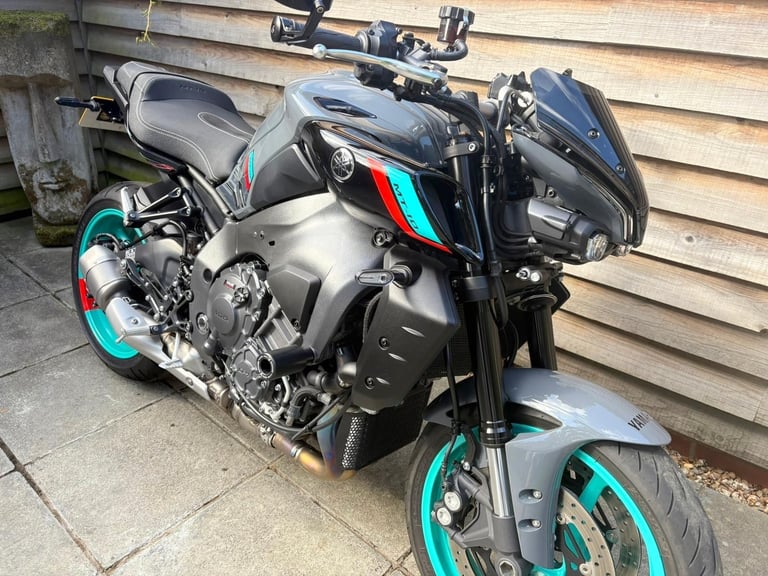 2023 / 73 Yamaha MT10 £10000 Grey 5978 miles.