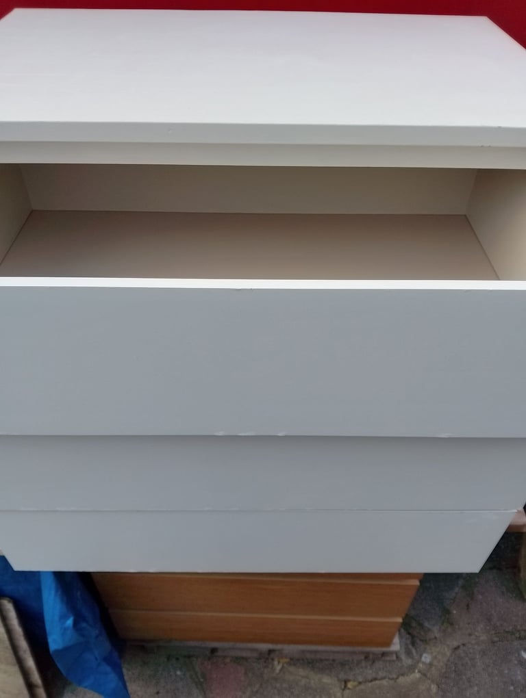 Chest of 3 large deep white drawers in very good condition allround 