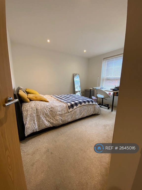 2 bedroom flat in Black Prince Rd, London, SE11 (2 bed) (#2645016)