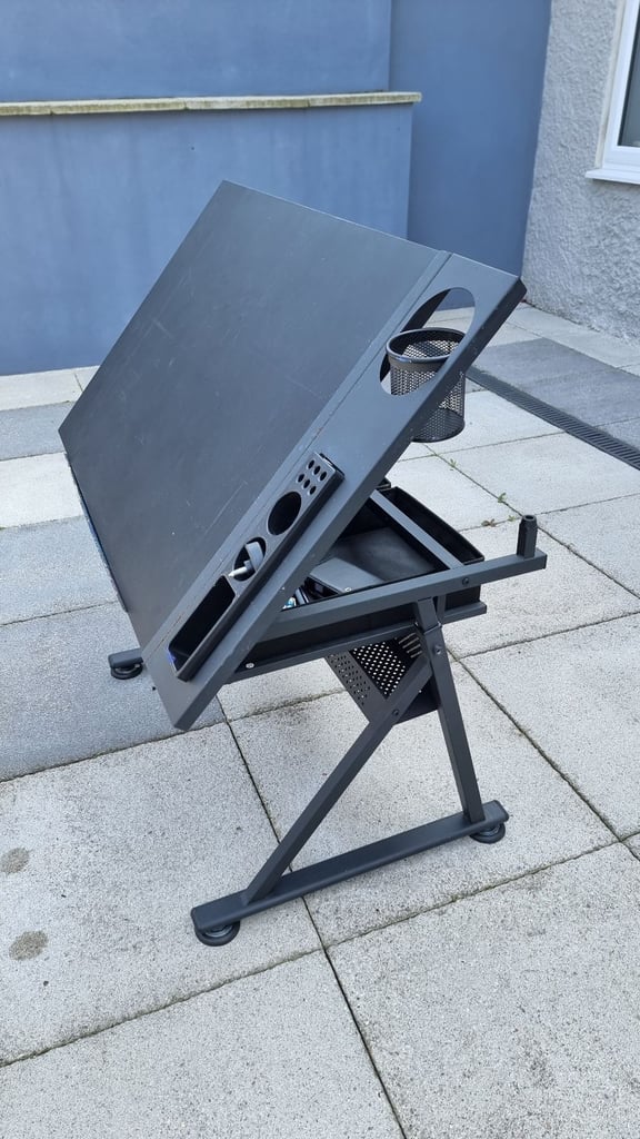 Ajustable painting table