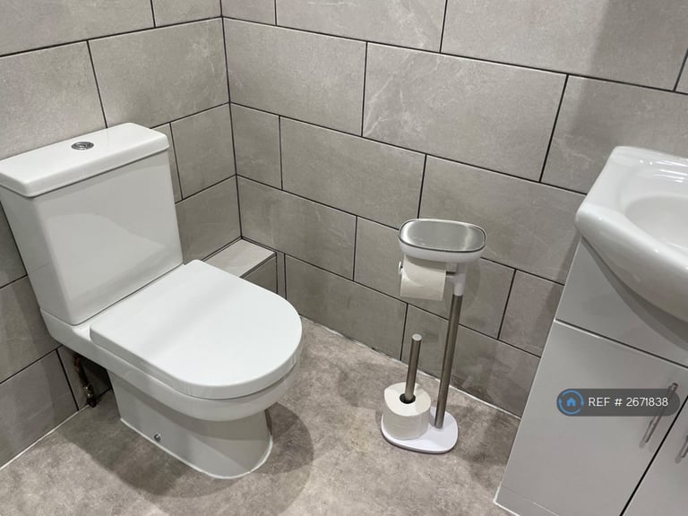 2 bedroom house in Clayhanger, Guildford, GU4 (2 bed) (#2671838)