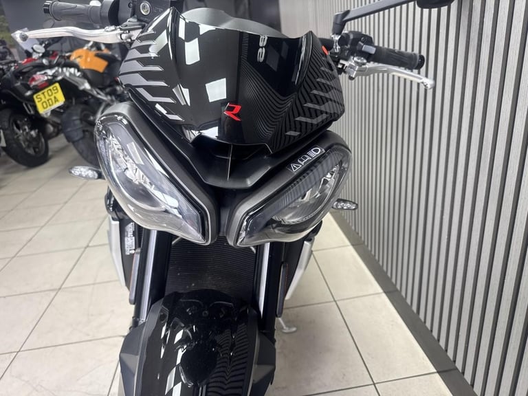 2023 Triumph Street Triple 765R Black, Sport naked 3855 miles