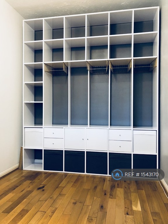 2 bedroom flat in Prospect Place, London, E1W (2 bed) (#1543170)