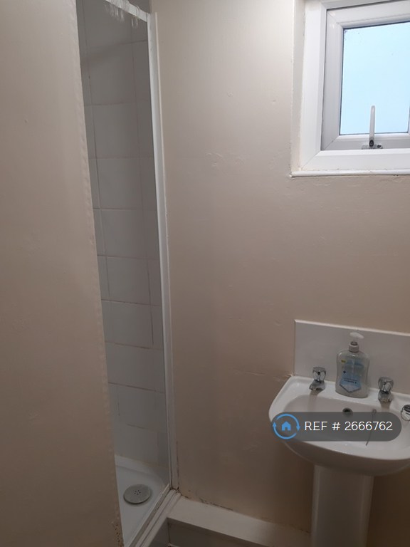 1 bedroom flat in Belgrave Square, Darwen, BB3 (1 bed) (#2666762)