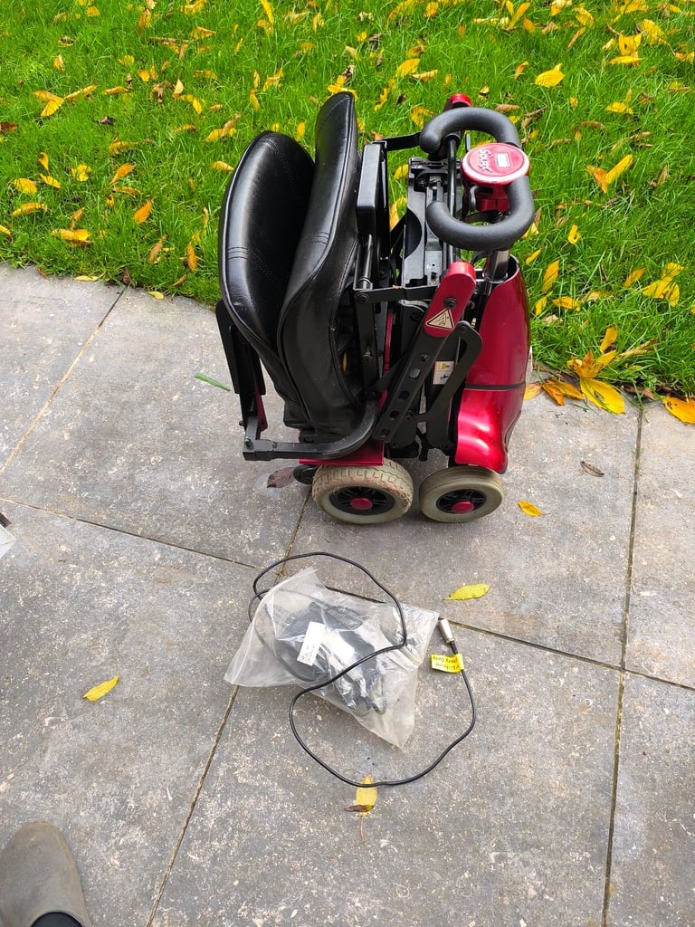 Folding mobility scooter 