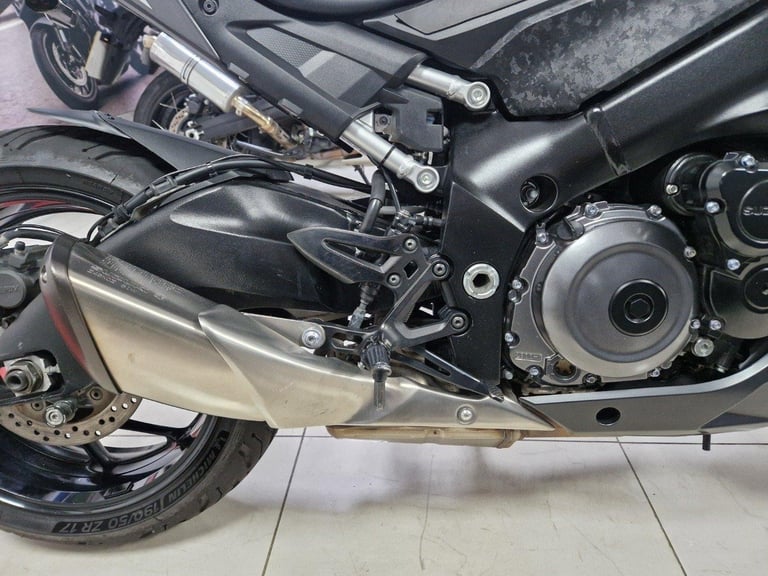 SUZUKI GSX-S 1000 IN GRAY