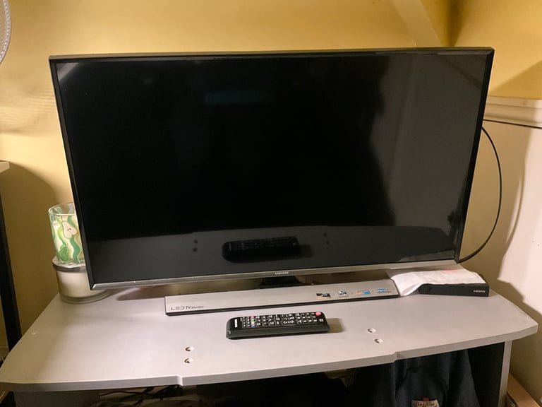 32 inch Samsung TV LED 1080p (not a SMART TV, No Freeview)