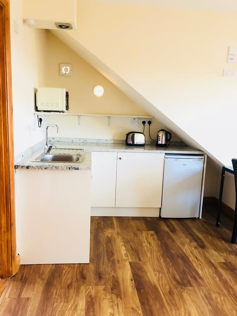 Loft Studio for couple in Chingford £1150 INC BILLS