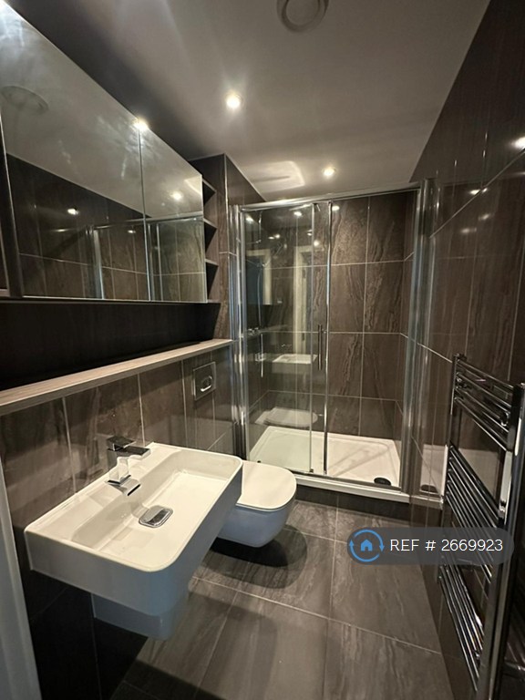 2 bedroom flat in Elizabeth Tower At Crown Street, Manchester, M15 (2 bed) (#2669923)