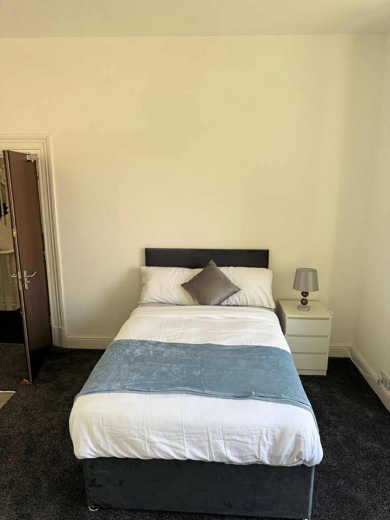 Spacious & Cosy Ensuite Room for Rent – WV3 9NE
